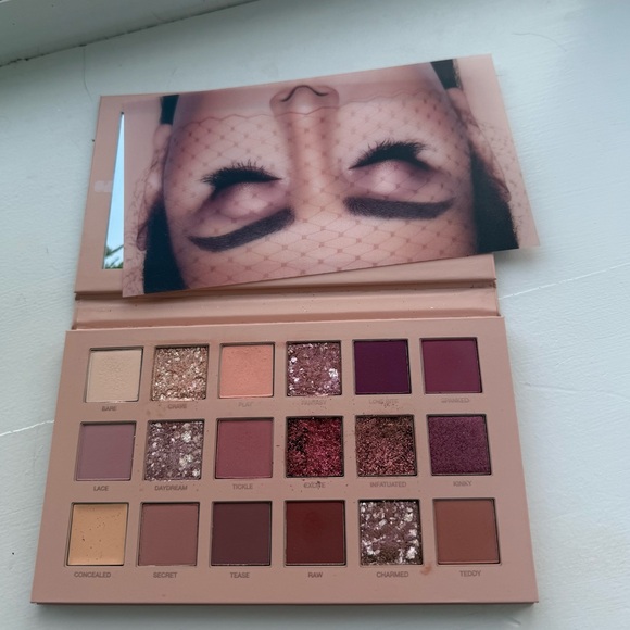 Huda Beauty Eyeshadow Palette with Rich Colors - Picture 2 of 6